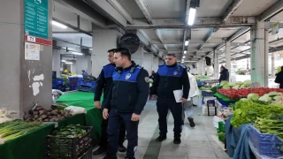 MARMARİS’TE PAZAR YERLERİNDE DENETİMLER DEVAM EDİYOR